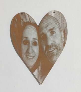 foto grabada en madera con forma de corazon
